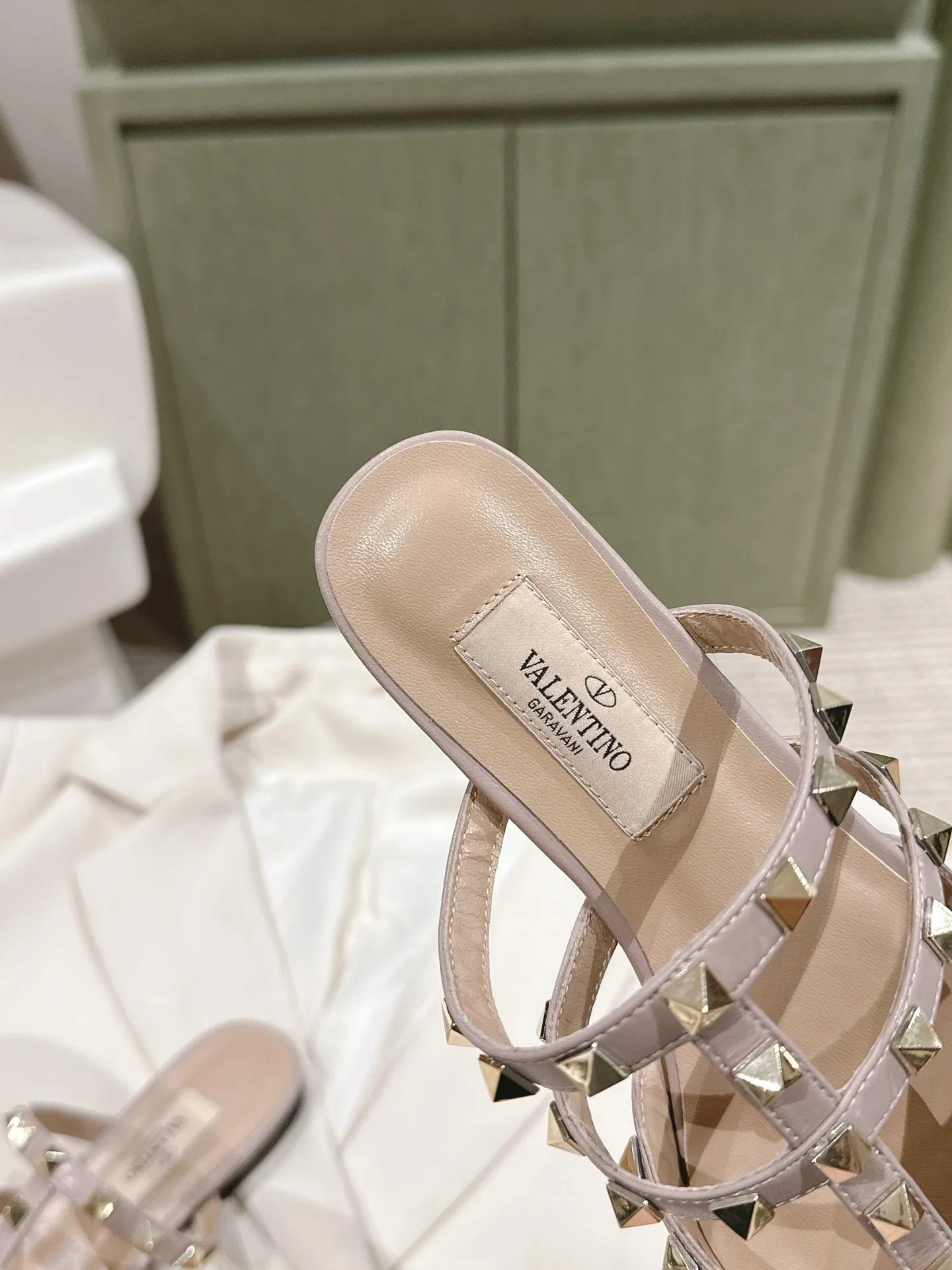 👟👟Ex-factory price👟👟Ex-factory price 520👟👟 | ²⁰²4 𝐬𝐬 🤍🤎 Versatile series for all seasons! Is your shoe cabinet missing a pair? [Proud] Purchasing agent level! 🔥 The entire VALENTINO series is produced by Taiwan-funded factories! Getting in and out of the counter is stress-free! ROCKSTUD Valentino studded patent leather ballet flats ONE STUD retro craft pyramid large rivet buckle flats/high heels Smooth shoe lines and awesome version Comfortable upper foot. Increases height. Looks slimmer. Elongates leg lines. Imported mirrored calfskin/cow patent leather/high-density silk material Lambskin lining Italian high-density leather outsole Size35-39 (40/41/42 can be customized) Heel height: flat/4.5cm/ Counter synchronized gift box 💝 packaging!